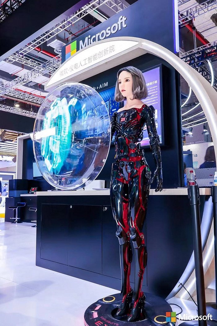 有溫度、有表情，未來舞臺的智慧新聲——進博會上的主持與講解機器人